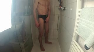 Гей моется в душе перед вебкой и дрочит перетянутый верёвкой писюн