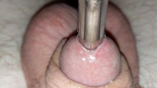 Зрелый гей снимает свой вялый писюн крупным планом и вставляет в уретру железку