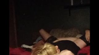 Транс шлюха взял у зрелого мужика в кровати в рот и трахнулся с ним в анус