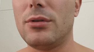 Лысый пидорас в ванной записывает на камеру обращение к своему любовнику