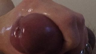 Мужик ласково дрочит пережатый кольцом хер и спускает сперму себе на лобок
