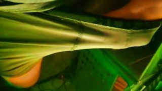 Парень смотрит порно и дрочит на камеру длинный кривой хуй