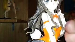 Парень подрочил на няшную статуэтку и полностью залил её своей спермой