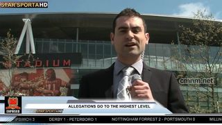 Лысый тренер в раздевалке дрочит гею футболисту и нюхает его подмышки и пердак