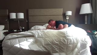 Папа утром пососал пассивному сыну и присунул ему на кровати в задницу