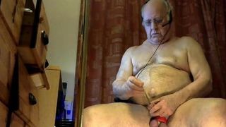 Седой дед трахает себя анальной пробкой в пердак и вставляет в уретру спицу