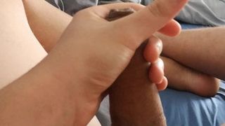 Парень ласково дрочит пенис и спускает густую сперму на свой живот