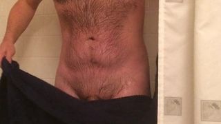 Волосатый отец моется в душе и дрочит на глазах у сына свой член