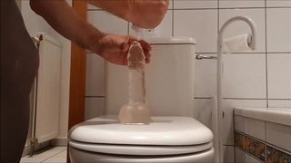 Мужик в чулках на унитазе прыгает очком на дилдо и одновременно дрочит писюн