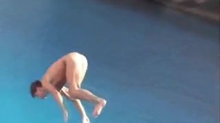 Голые красивые парни играют на пляже в волейбол и прыгают с яхты в море