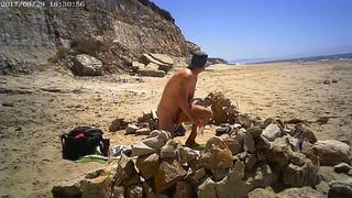 Голый мужик на пляже усердно дрочит перед камерой свой писюн