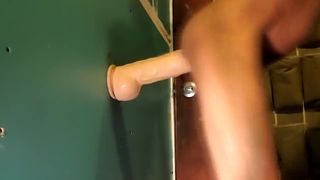 Пацан насаживается маленькой задницей на огромный дилдо и кончает от дрочки