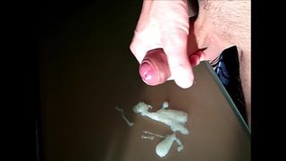 Мужик дрочит перед вебкой и спускает на стол свою густую сперму