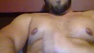 Бородатый хачик яростно дрочит свой длинный хер и кончает себе на грудь