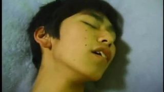 Мужик дал пацану азиату за щеку и вдул ему в маленькую попку толстым пенисом