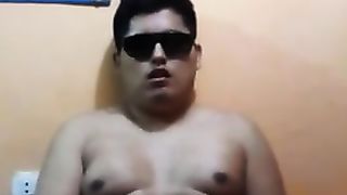 Жирный парень вставляет себе в пердак бутылку и дрочит пенис до оргазма