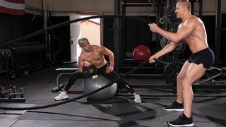 Тренер качок в тренажерном зале поимел красивого пацана в рот и тугую задницу
