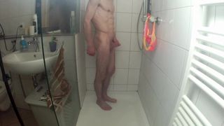 Парень в душе вставляет себе в задницу пальцы и дрочит маленький член