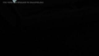 Парень перед камерой писает из окна и пускает струю мочи прямо на улицу