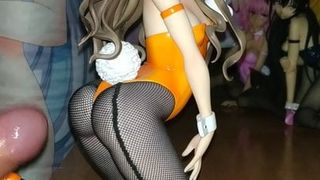 Парень дрочит на маленькую статуэтку няшной девки и заливает её спермой