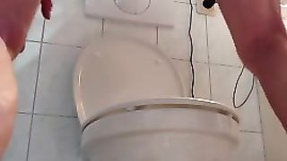 Старый дед бреет в ванной яйца и лобок и вставляет себе в жопу фигурный дилдо