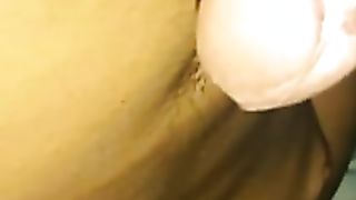 Деревенский пацан дрочит ночью писюн и тыкается им в стену