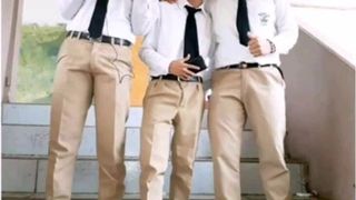 Худой студент перед колледжем дрочит на камеру кривой член