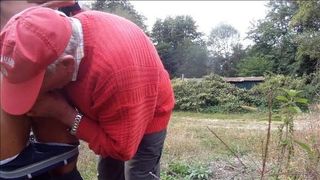 Седой дедушка на улице пососал внуку и подрочил его кривой пенис