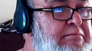 Толстый пенсионер в очках дрочит на вебку свой короткий член