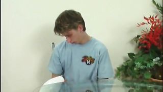 Худой пацан кончил после дрочки на стол и попробовал на вкус свою густую сперму
