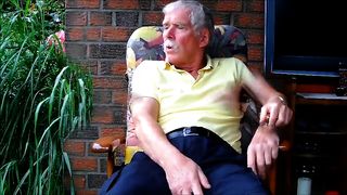 Дрочка до оргазма и писсинг на лужайке от усатого деда пидораса