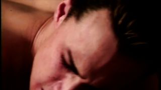 Мужик дал пассиву друга в рот и у камина оттрахал его раком в крепкий зад