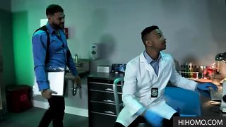 Волосатый полицейский в кабинете длинным пенисом присунул доктору в попку