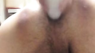 Анальный фистинг раком и трах бутылкой в задницу перед камерой