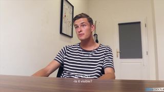 Мужик на собеседовании дал молодому парню за щеку и трахнул его на столе