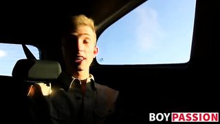 Пацан в машине на парковке берёт у друга в рот и ебёт себя в анус большим дилдо