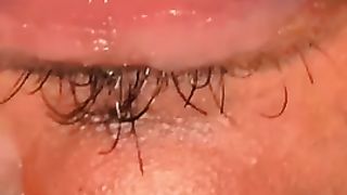 Мулат дрочит пенис и с аппетитом ест собственную сперму