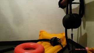 Ебля толстым дилдо в очко от гомосека в латексном костюме и противогазе