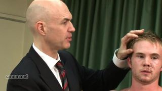 Мужики в кабинете щупают футболиста и лижут его волосатый анус и ноги