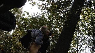 Любительская порнушка с отсосом и дрочкой седому старику в лесу