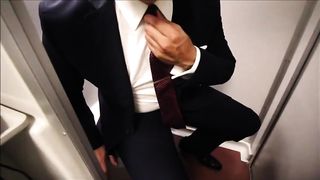 Мужик в деловом костюме дрочит в туалете поезда и спускает сперму на пол