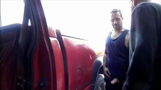 Актив загнул пожилого гея у машины на парковке раком и вдул ему в анус