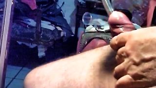 Зрелый мужик вставляет себе в член длинный металлический прут и палец