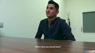 Мужик на собеседовании дал парню на клык и вдул ему на полу до камшота на лицо