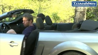Парень в машине взял у красивого гея за щеку и присунул ему в тугой анус