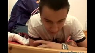 Старший брат отшлёпал младшего на кровати по тугой заднице