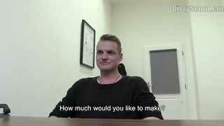 Мужик на собеседовании дал парню за деньги за щеку и вдул ему на столе