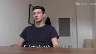 На собеседовании гей взял у мужика в рот и дал ему на полу в позе наездника