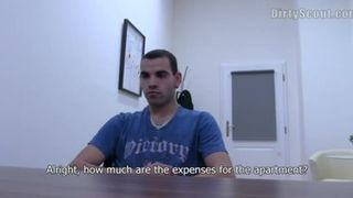 Гомик с волосатой грудью за деньги показал на собеседовании член и взял в рот