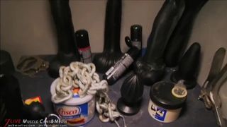 Жесткий трах мужика с волосатой грудью в тугой пердак